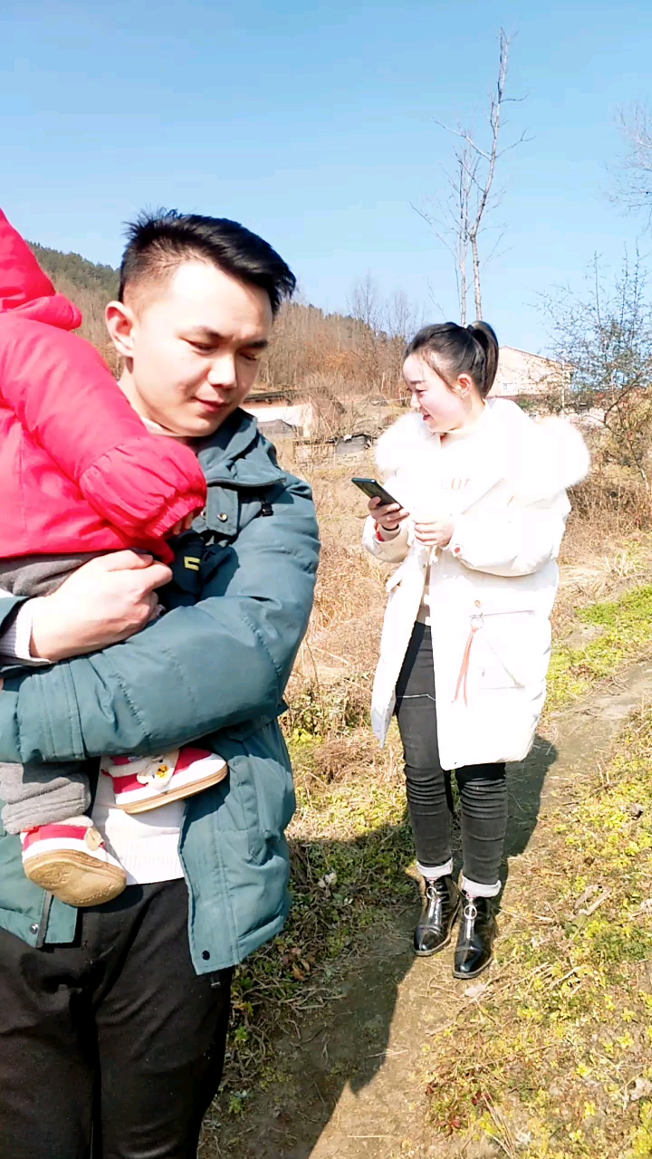 农村#今天二月二外甥来看舅舅,舅舅抱着可爱的宝宝说要包红包:一鲻5