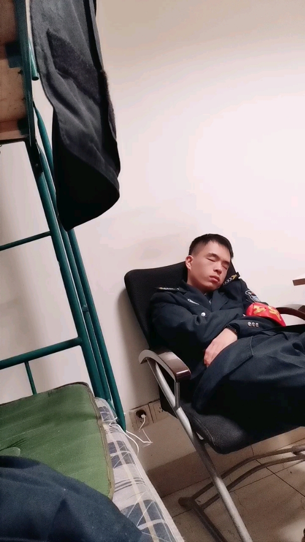 同事睡觉我偷拍的哈哈