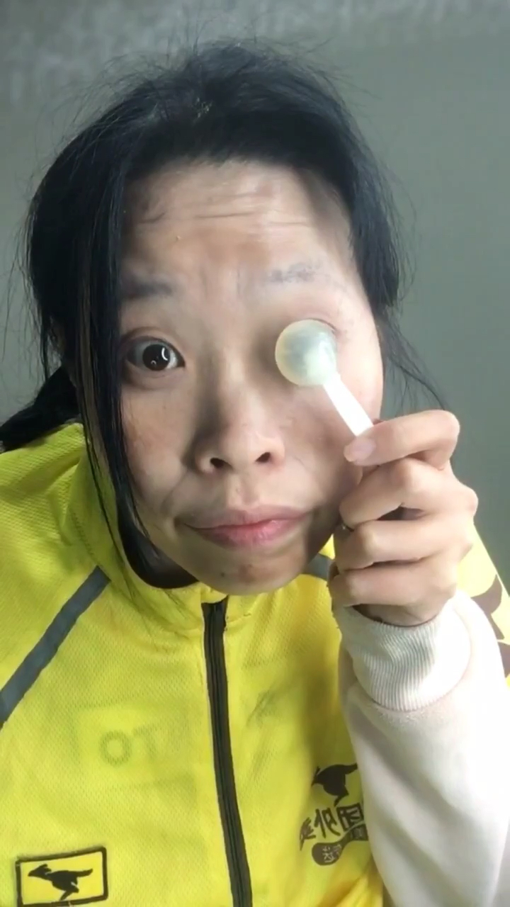 儿子嫌我丑怕吓到她女朋友,化妆后居然比儿媳妇还美