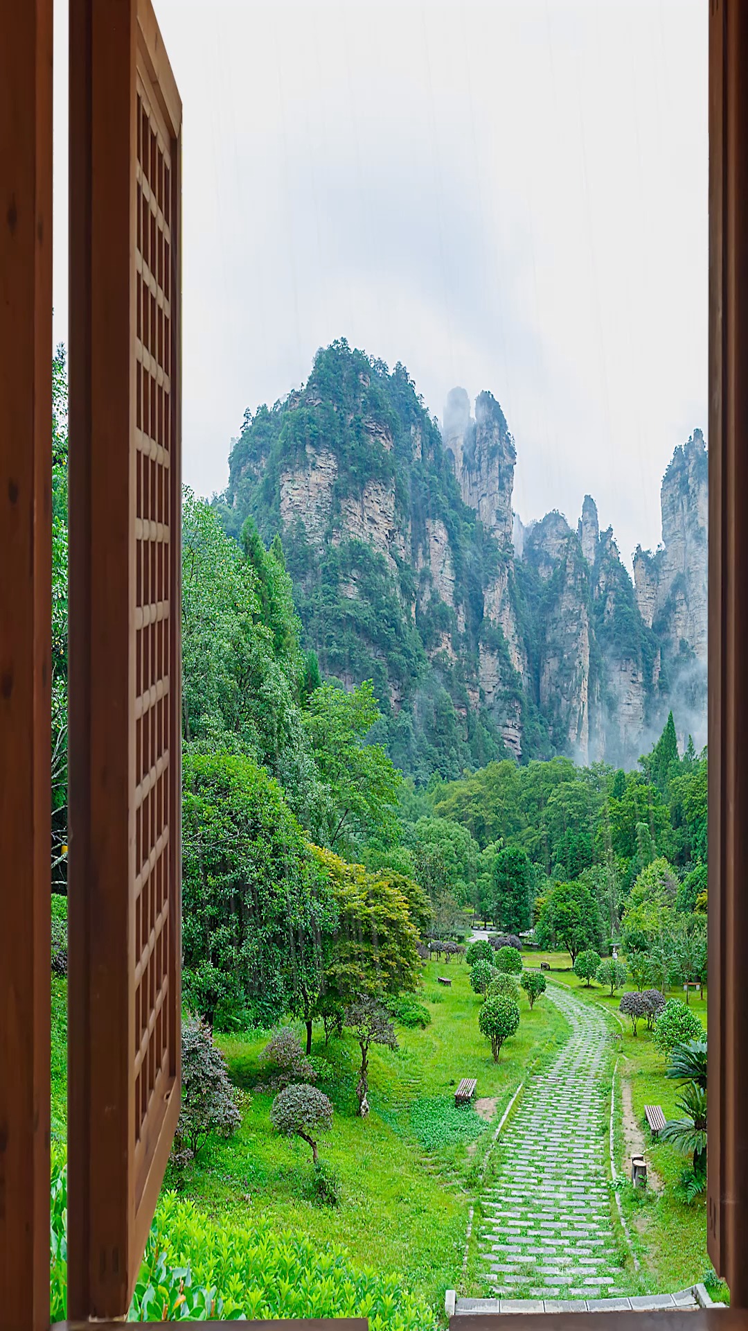 每次下雨的时候,看着窗外的风景渐虚隐实,才明白苏轼那句话,人生如