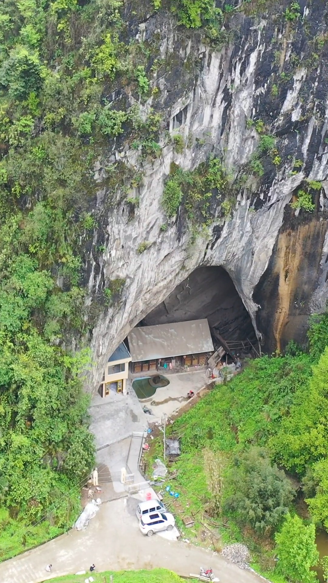 贵州住在一山洞里的人家,如今又建起了大别墅,真是令人羡慕的世外桃源