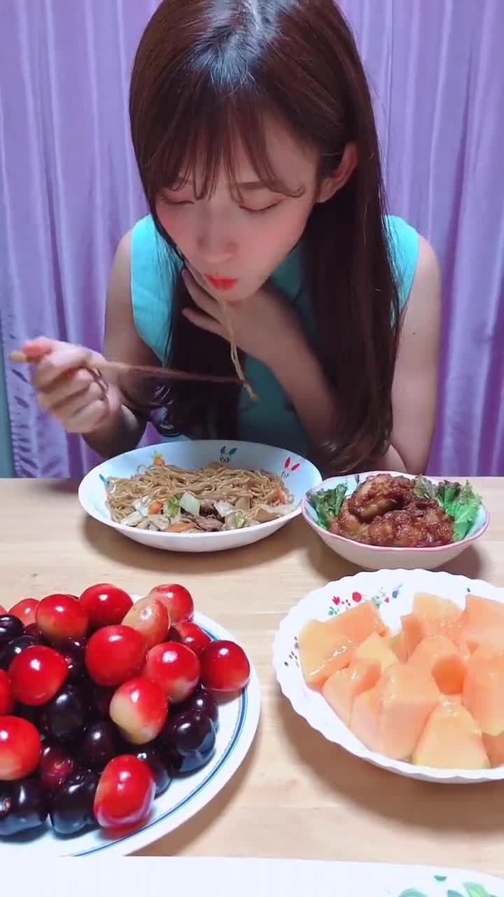 和美女吃饭照片 实拍图片