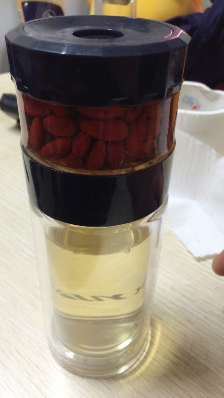 佛系生活#人到中年不得已,保温杯里泡枸杞