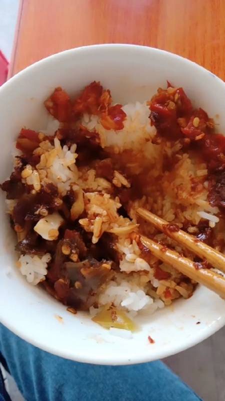 带上全民去旅行#白米饭加榨菜加辣椒,生活过得很寒酸.