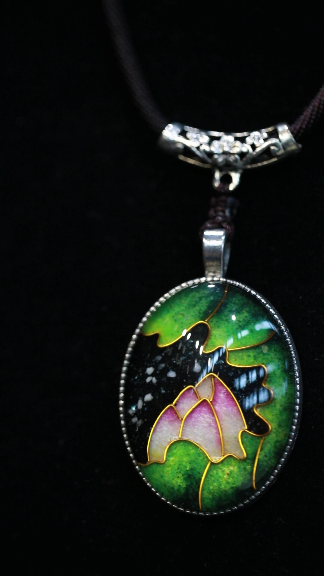 珐琅奇人匠心#中国传统荷花原型创作的岩彩珐琅耳坠,当初老太太不远