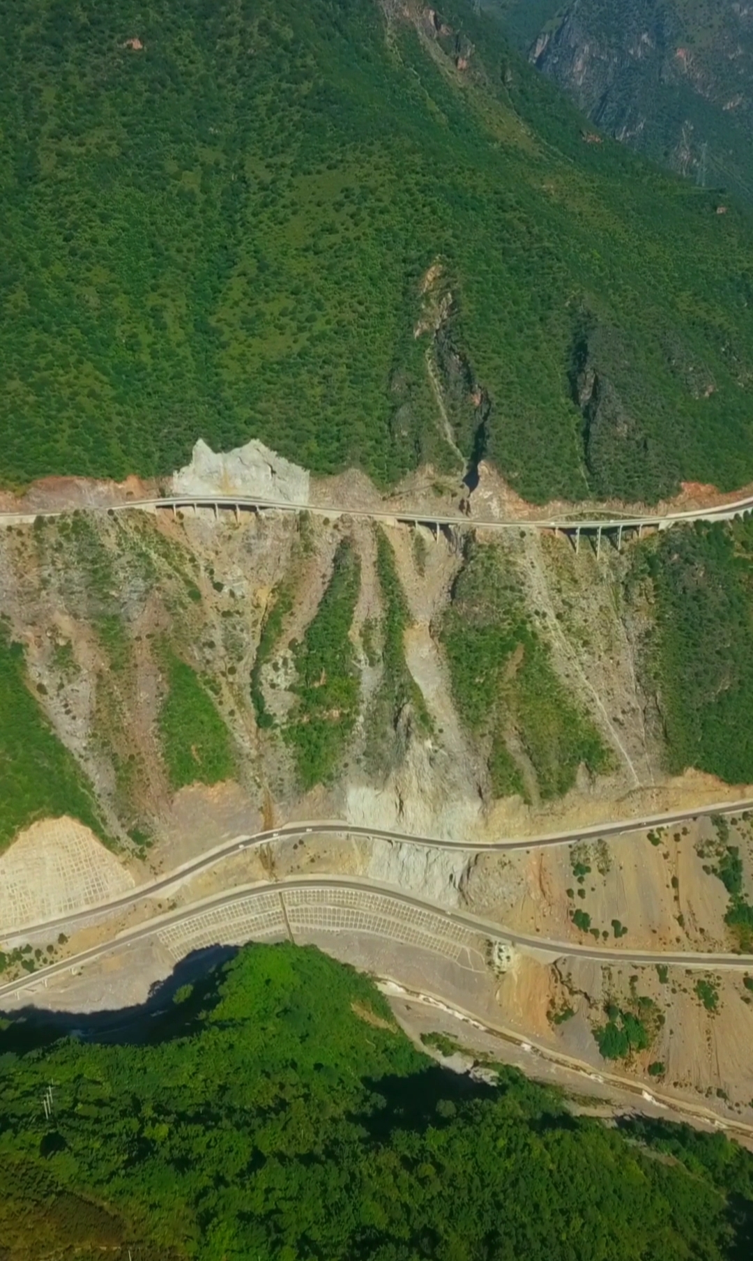 真正的山路十八弯,丽宁公路,位于云南丽江市,这里还是张艺谋电影,千里