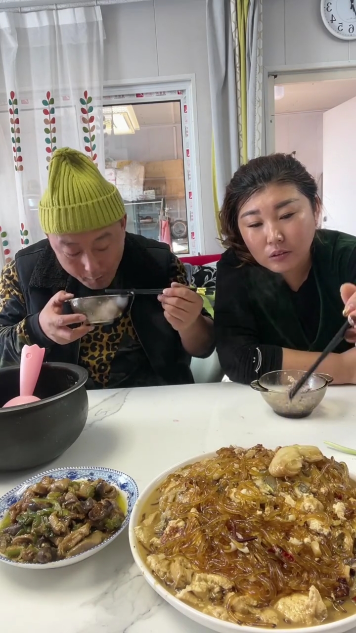 东北夫妻到饭点啦媳妇有点馋自己偷摸啃了猪蹄吃结果老公做完午饭她说