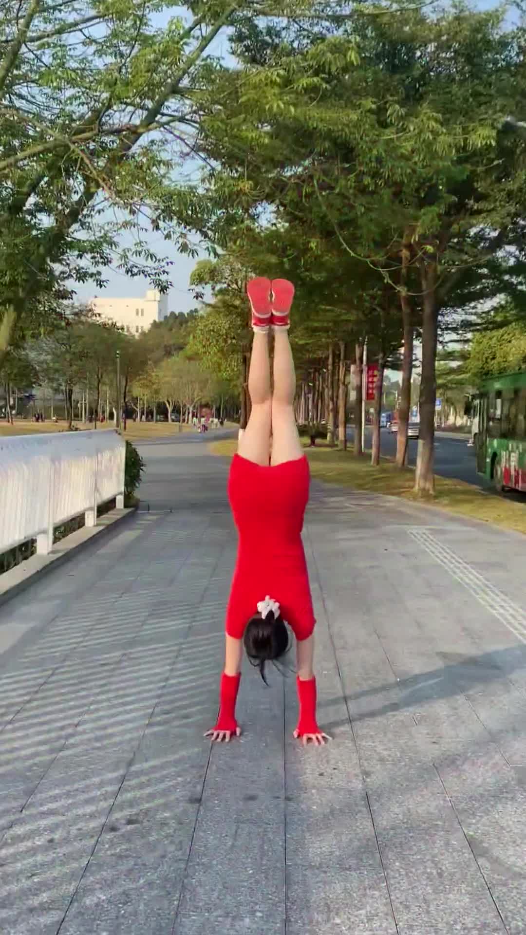 穿裙子玩倒立?小姐姐可真会玩-度小视