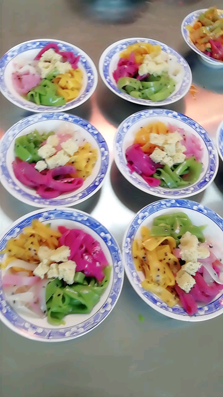 晚饭准备好了,精美的五彩果蔬凉皮等您品鉴