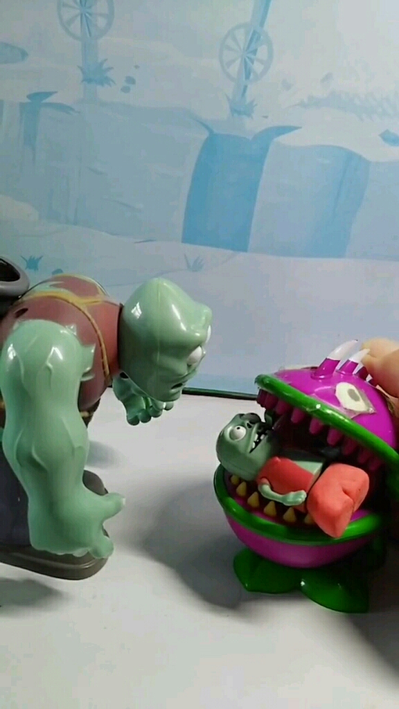 小鬼怎么进到大嘴花的嘴里了