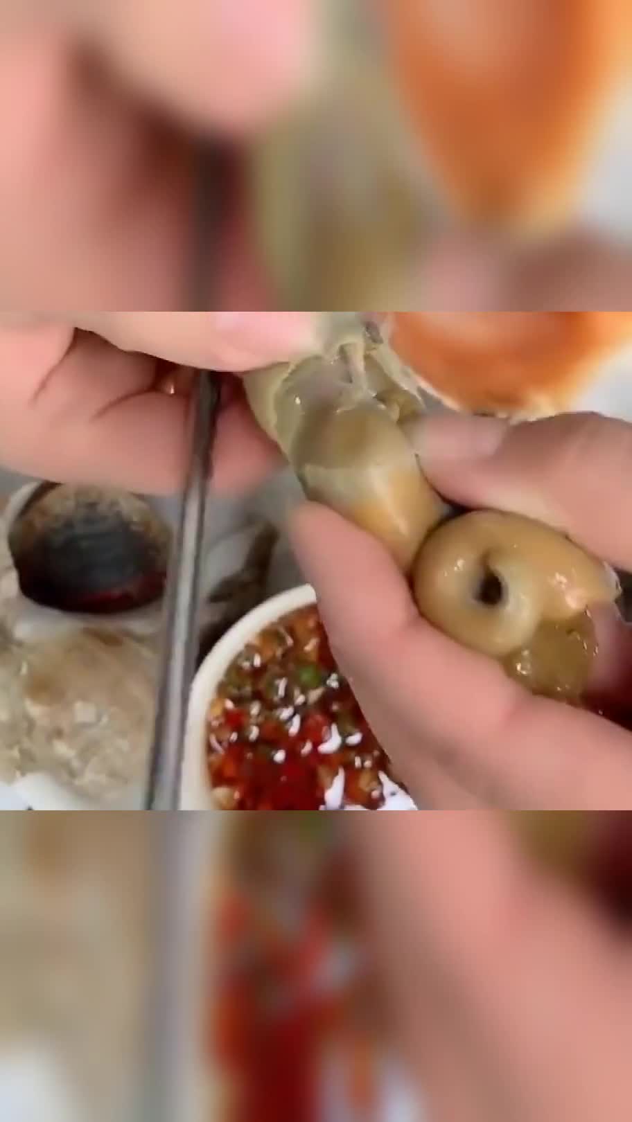 美女教你怎样正确吃海螺,这样吃才不会头晕,你学会了吗?