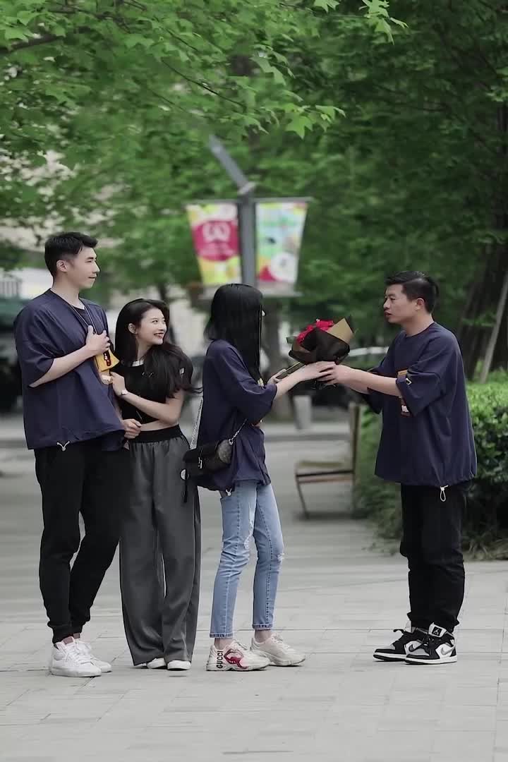 小哥这忙帮的真好,成全一对情侣