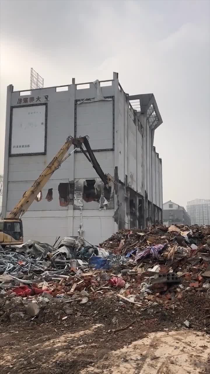 牛人开钩机拆楼房,技术高超一秒拆倒,这操作真牛!