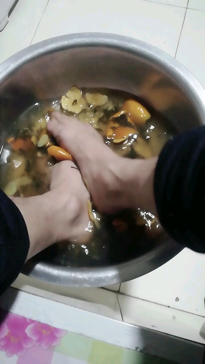 艾叶陈皮生姜加食盐泡脚三天去除身体湿气有高血压和动脉硬化和脑血栓
