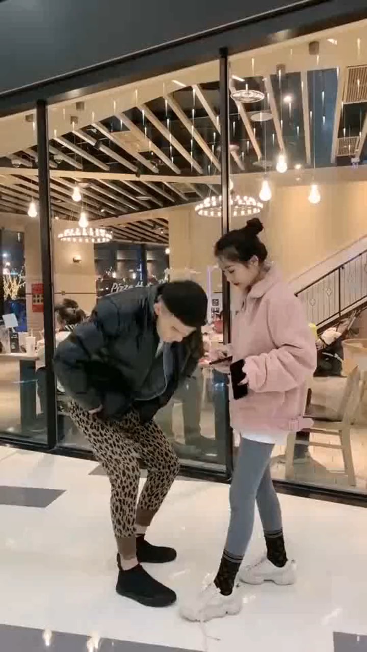 明星娱乐情侣间的情趣游戏女孩套路男友系鞋带结果蹲下那刻骑脖子