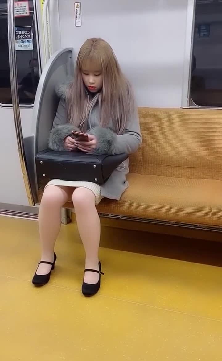 偷拍日本电车花姑娘,大冬天穿成这样,腿不是自己的吗
