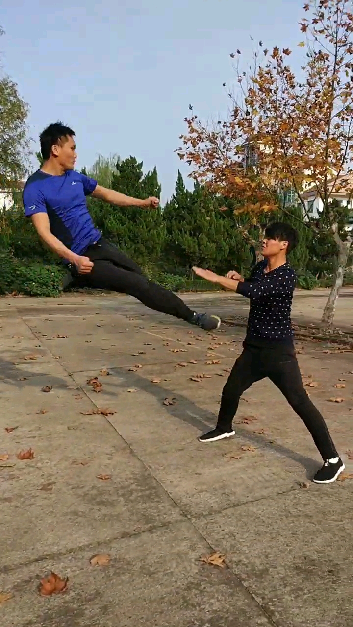 优秀如我#这凌空三连踢,不是一般人做的到的