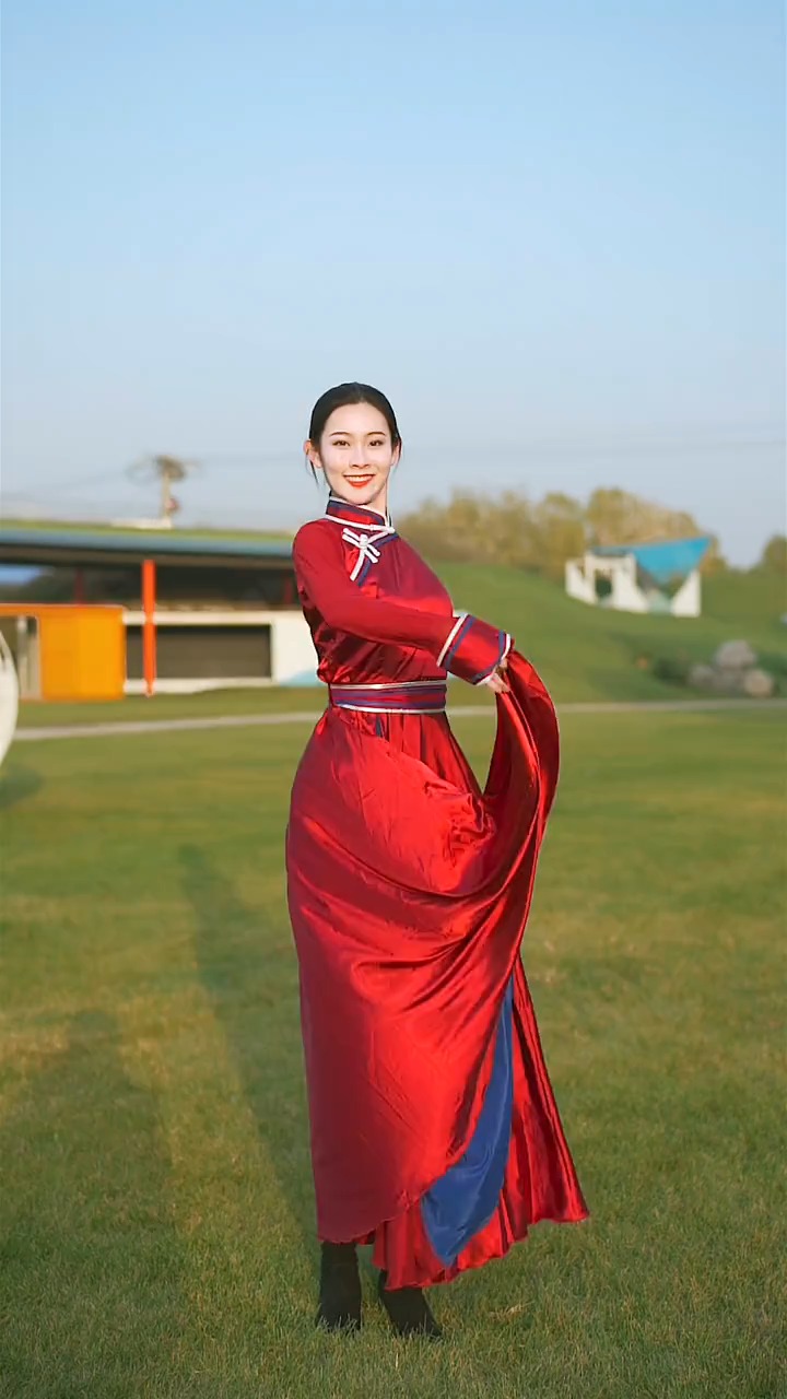 我要上热门#红裙版的#站在草原望北京来啦!