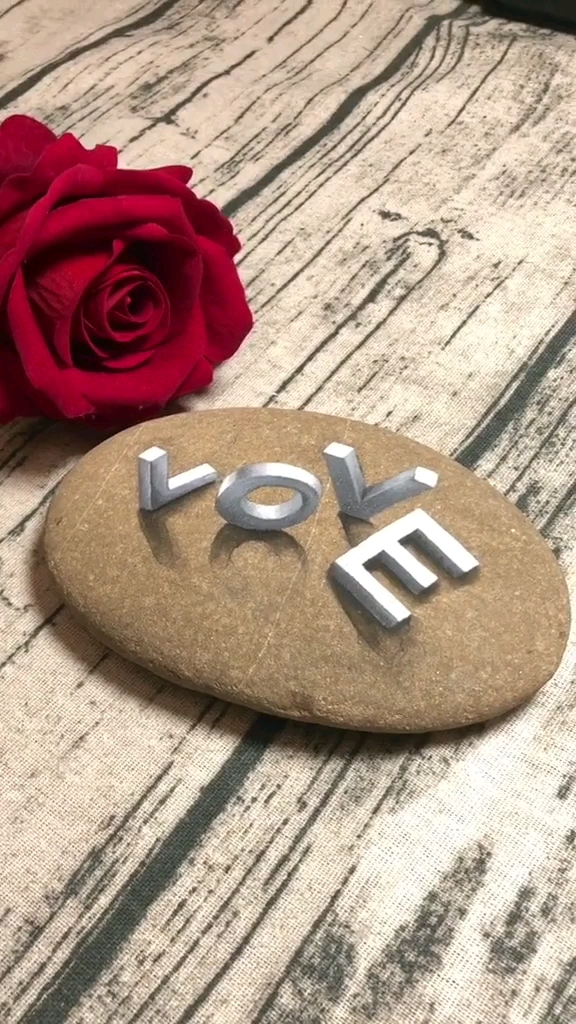 石头上画出立体love,太有才了