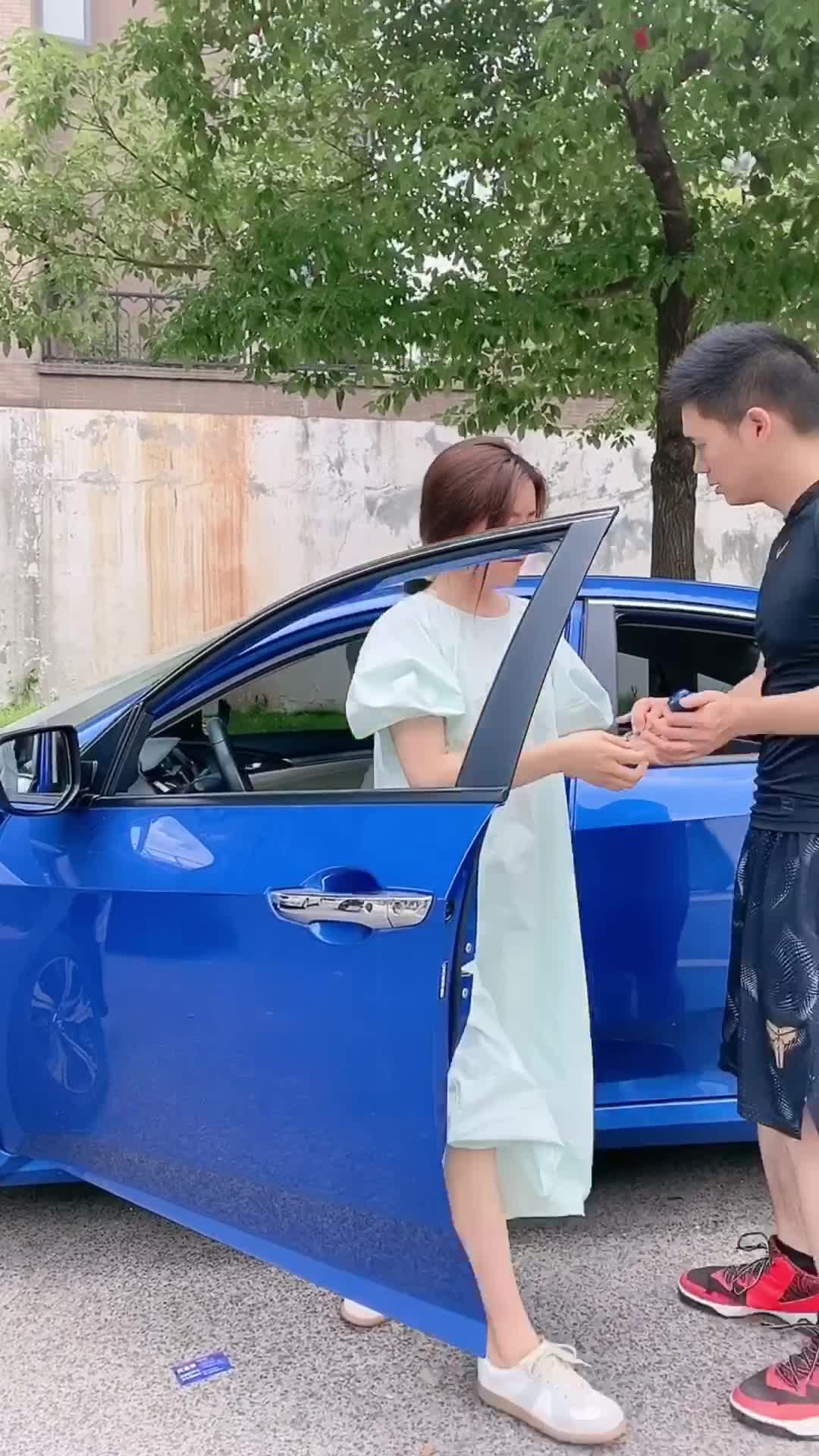 是不是女生开车都这样啊你咋不忘往方向盘上坐呢