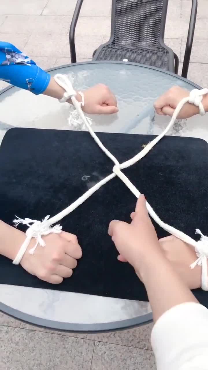不解开绳子,如何将两个人分开?