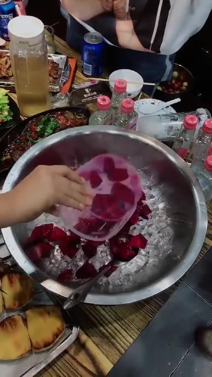 见识一下,东北人喝白酒的方式,眼前这一幕让我有点怀疑人生!