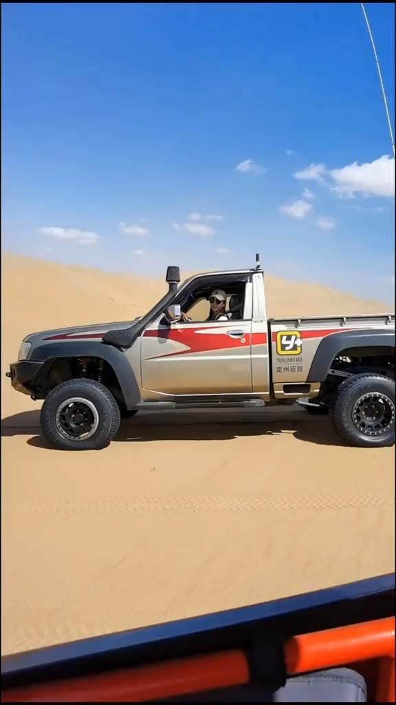 沙漠跟拍来一组,手还是很稳的y61皮卡乌兰布和沙漠女司机