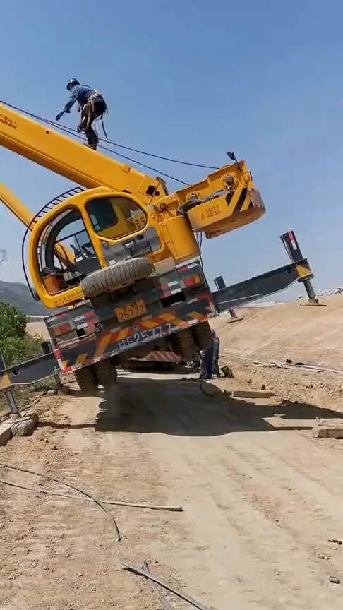 搞笑段子#牛人修理电路,借助吊车手臂,就爬上了工作地点