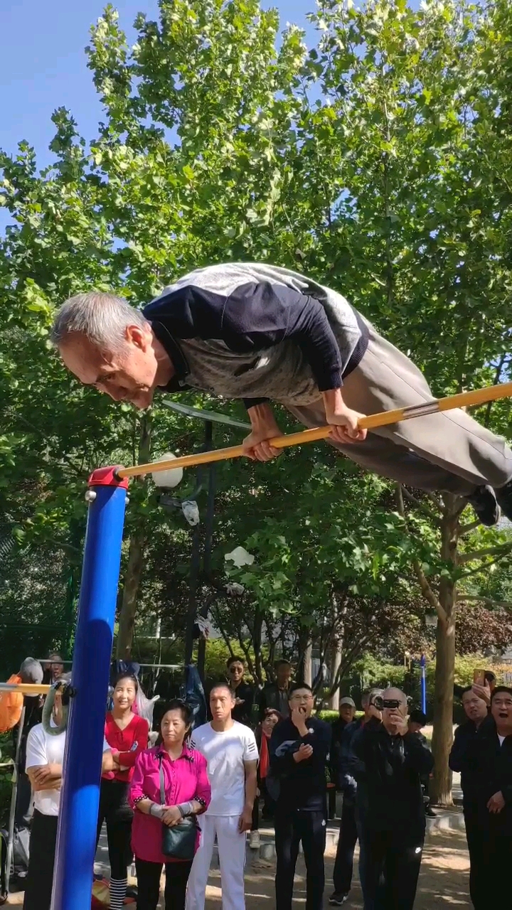 以杠会友#七旬老人单杠神奇操作