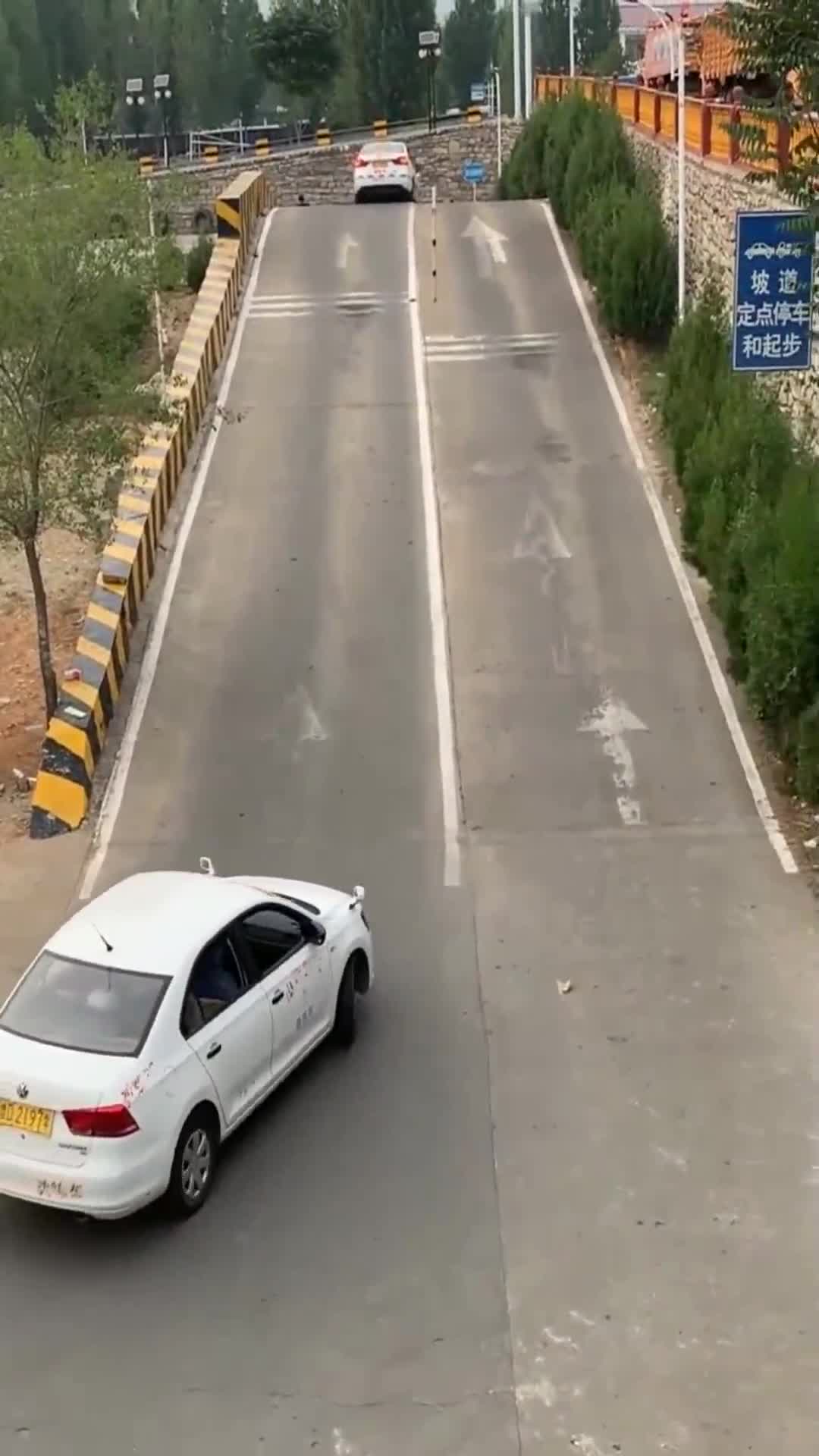 科目二坡道定点停车与起步,这样操作,考试满分!-度小视