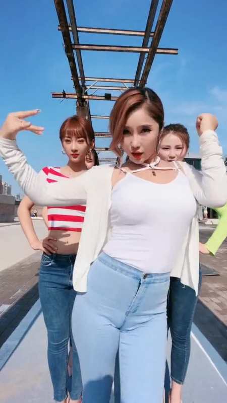 北京闺蜜团的小姐姐们穿着牛仔裤尬舞太酷了看了一遍又一遍