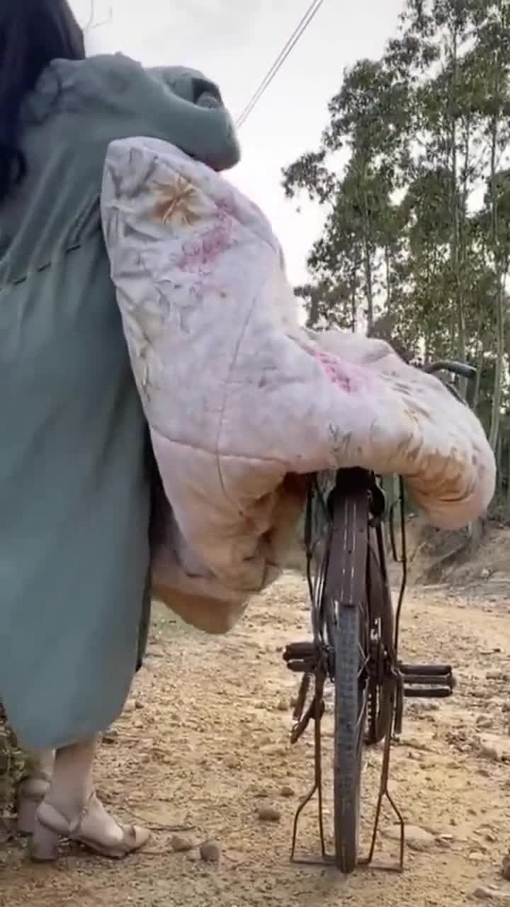 老公天天喝酒,媳妇骑着自行车抱着被子,要住在荒郊野外