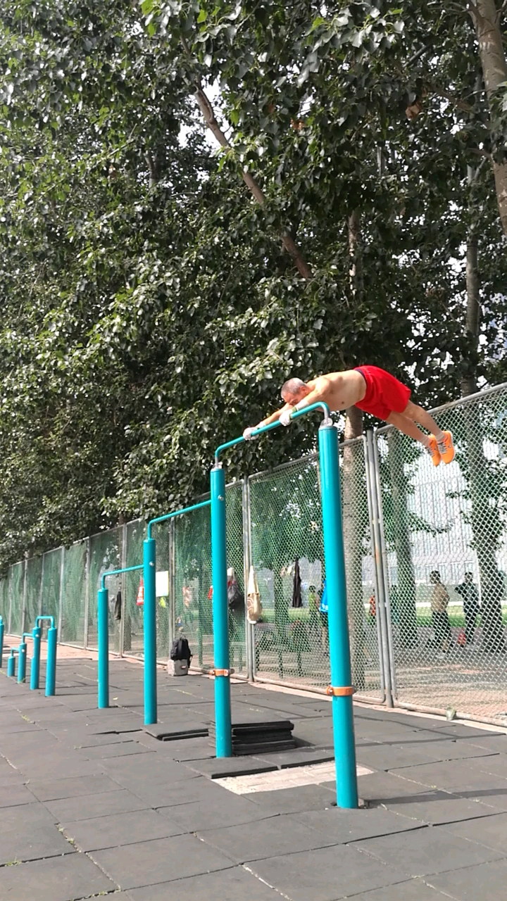 70岁大爷坚持单杠摆浪