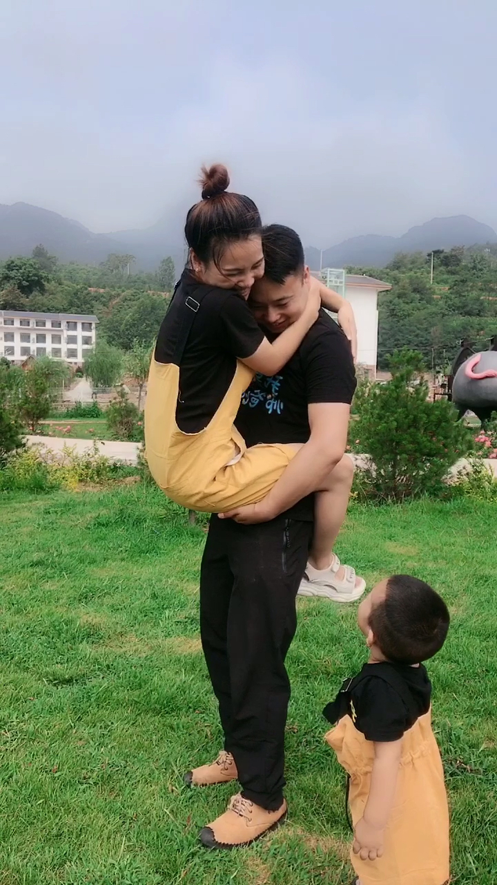 爸妈秀恩爱,儿子在旁边看