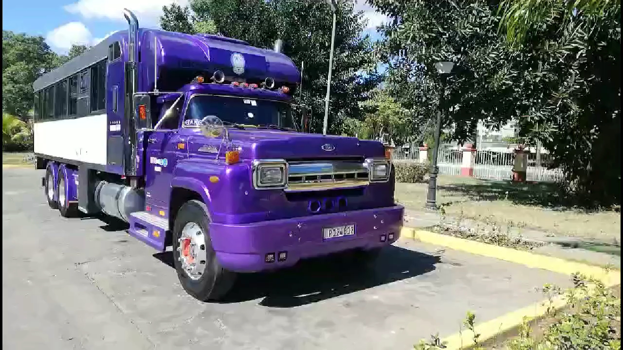 古巴改装福特客车 紫色车头车身很艳丽