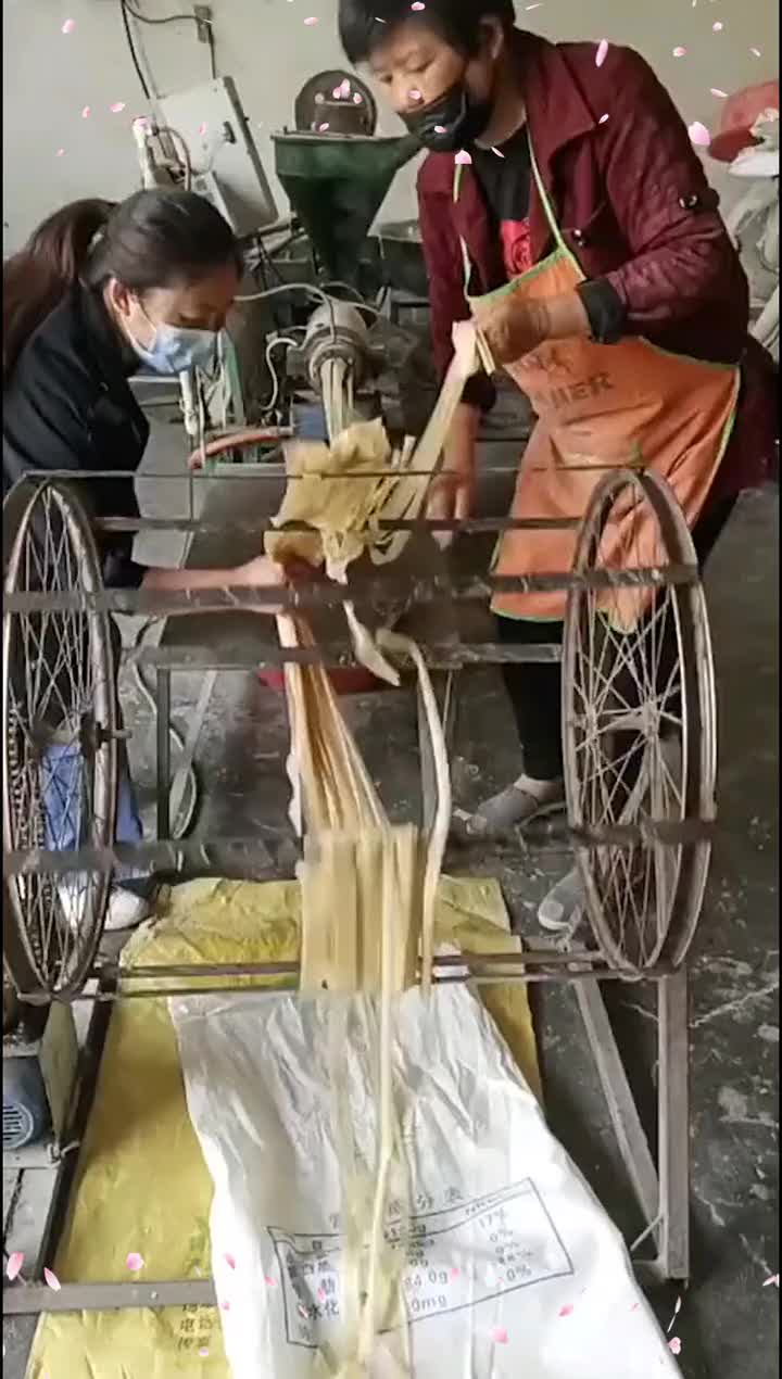 村里作坊做的人造肉,别看制作环境不好,城里人抢着买!