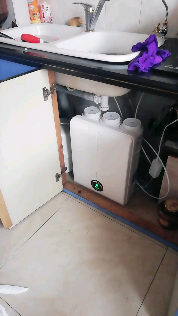 呼兰水机安装完毕,又一家远离了水污染,金日直饮机走遍千家万户