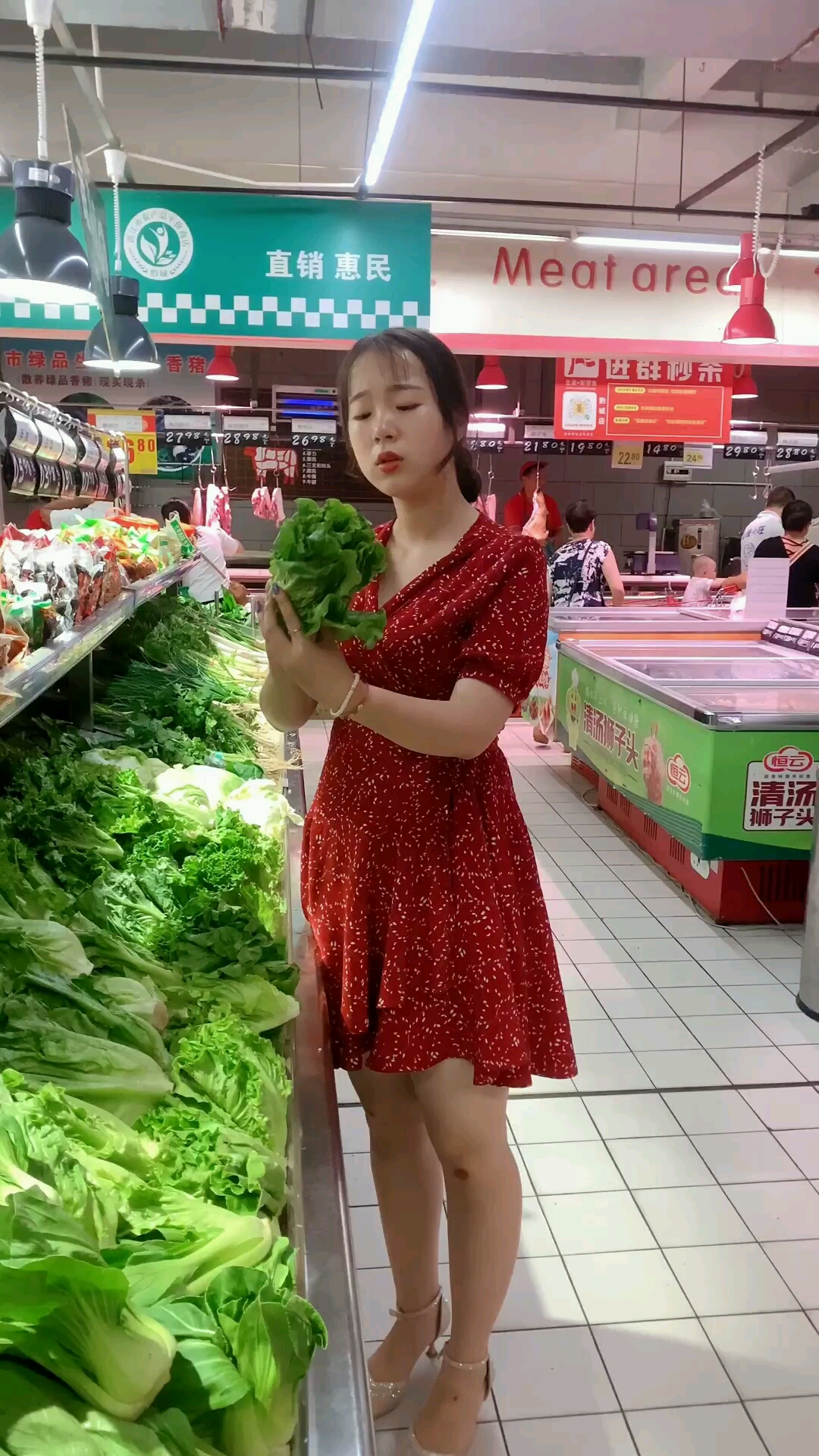 家里来客人了妈妈叫我去买菜正愁不会选看到别人不要的推着就跑!