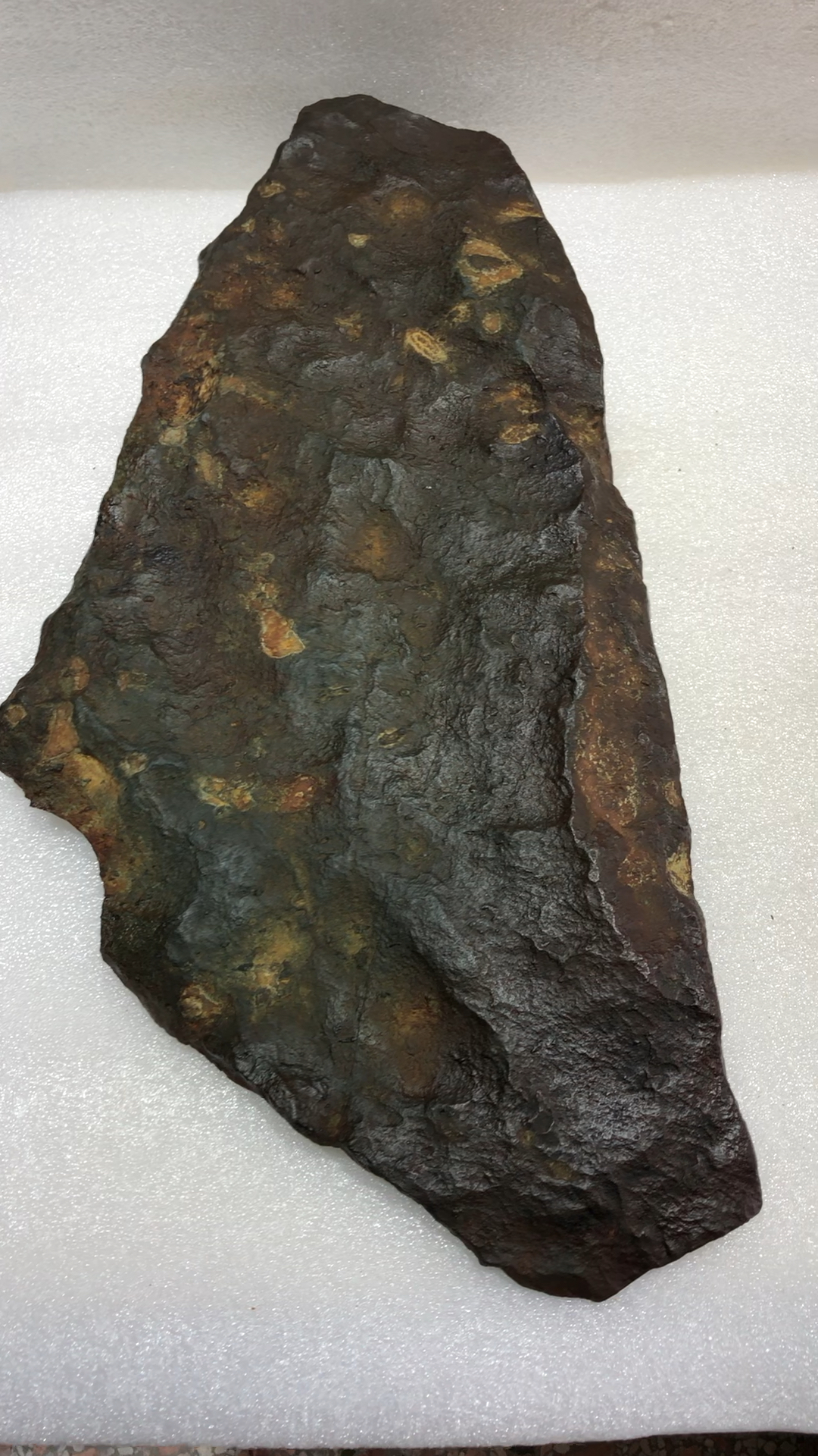 精品石陨石,重18.7斤,中强磁,气印迷人,熔壳好,纯天然的!