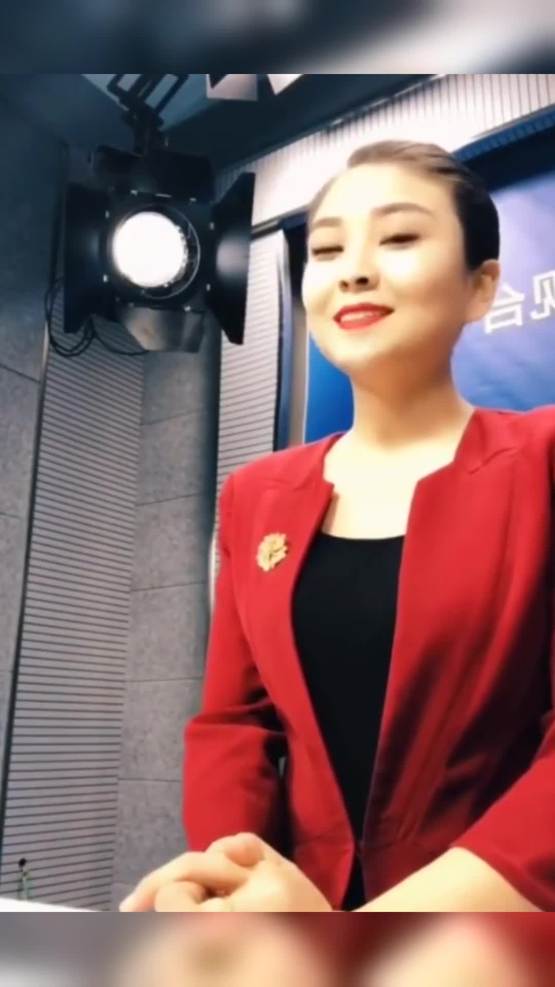 我要上热门#新疆的美女主持人,最后的这个天气预报,很是精彩,她简直