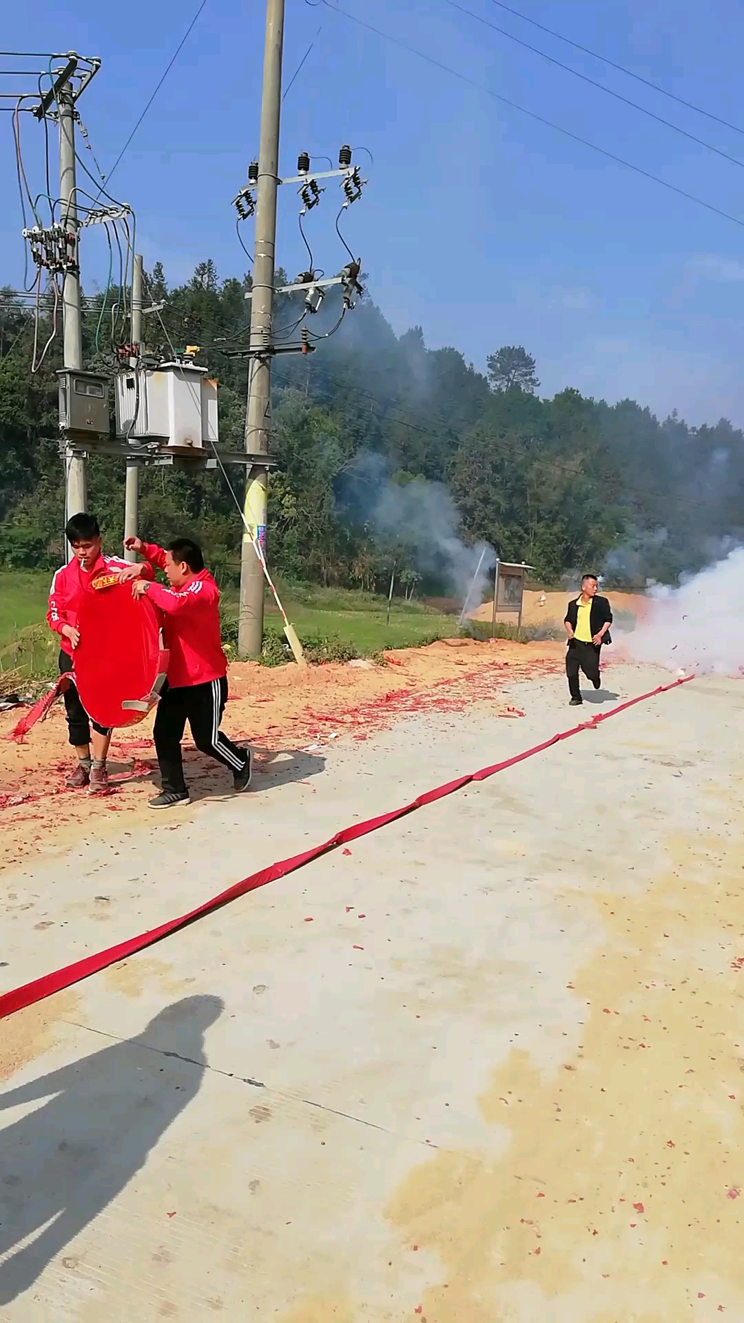 一路走一路烧鞭炮