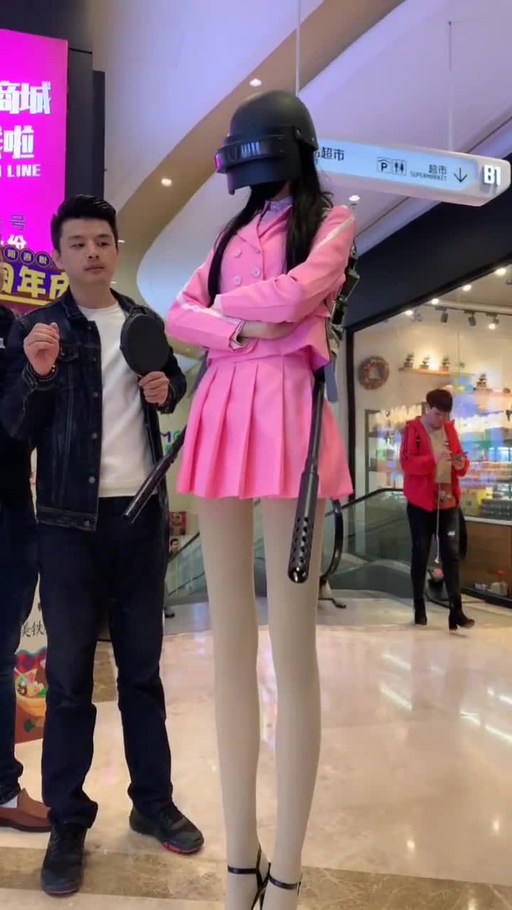 才年仅13岁少女长这么高,两米多的身高,别人以为我是机器人