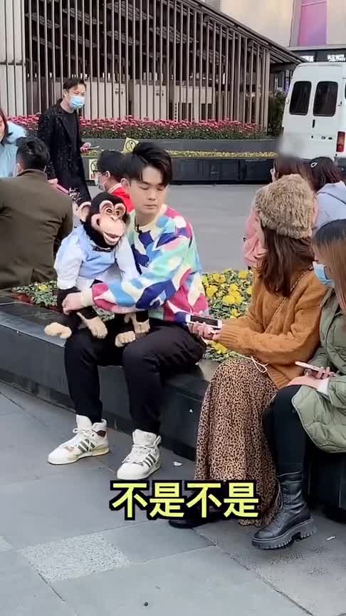 腹语师真的是腹部发出的声音吗男子用腹语撩妹,把美女的双下巴都惊