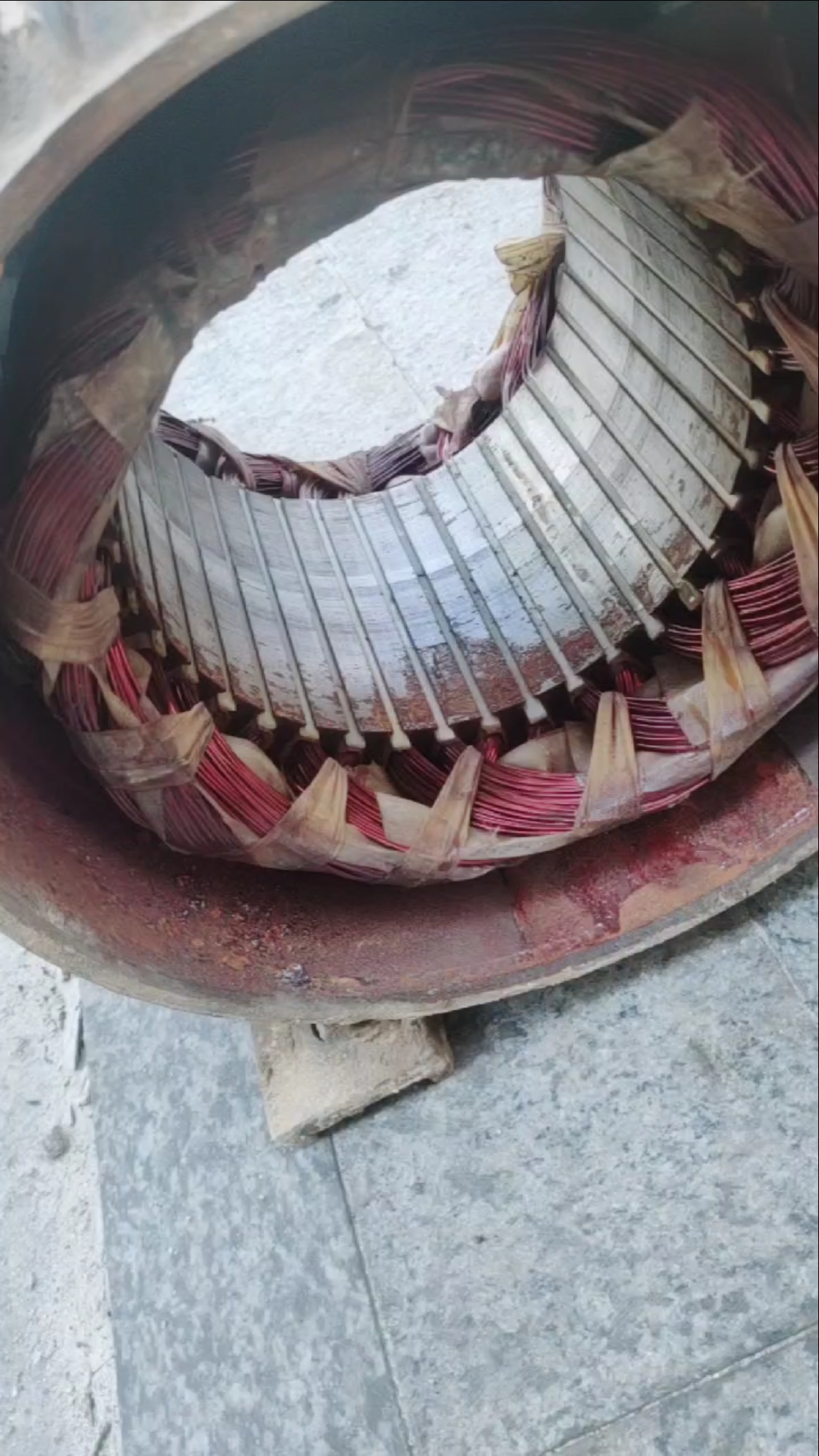 这个电机一面好好的,一面烧掉了.