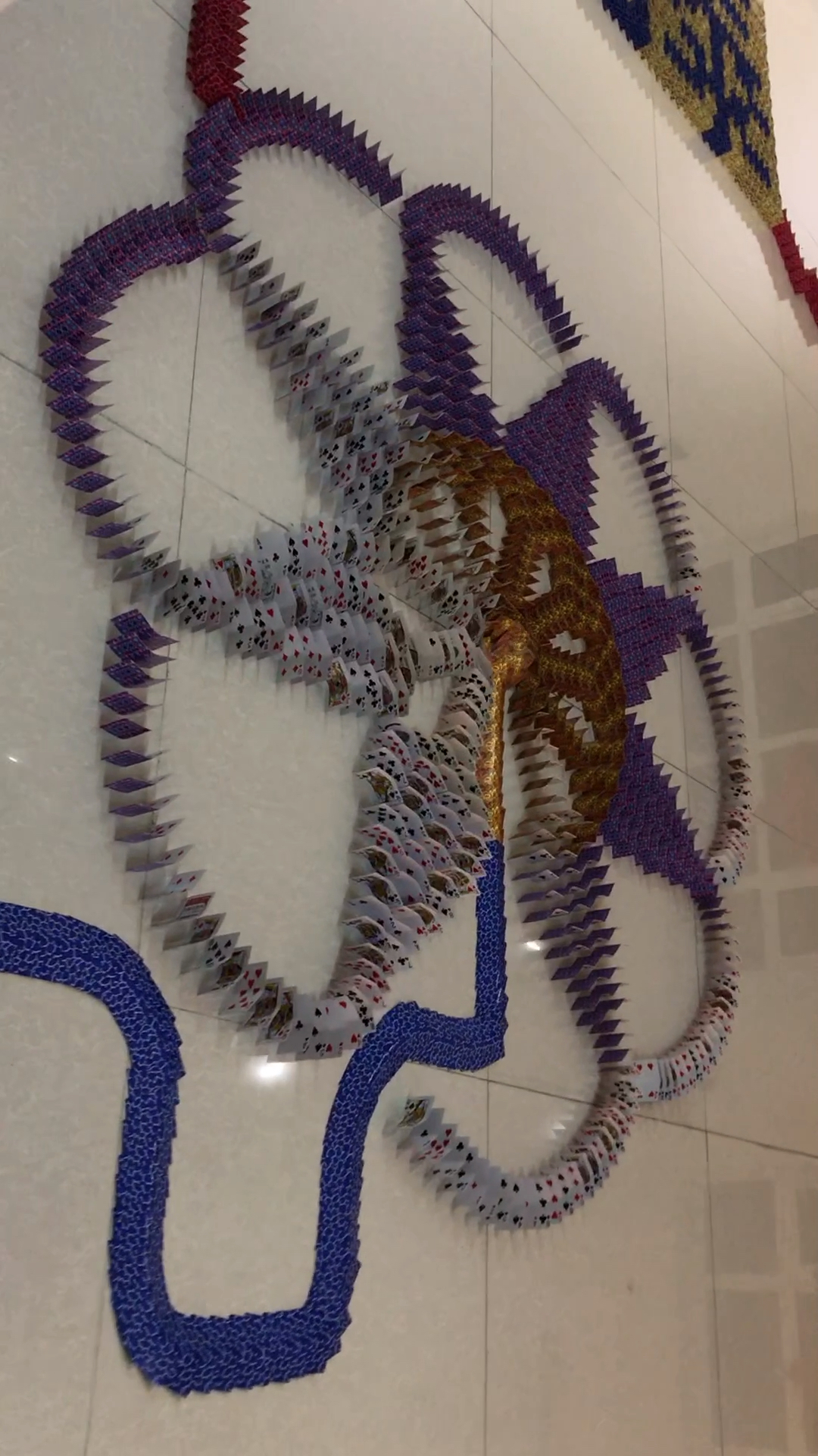 一万多张纸牌搭建的多米诺艺术