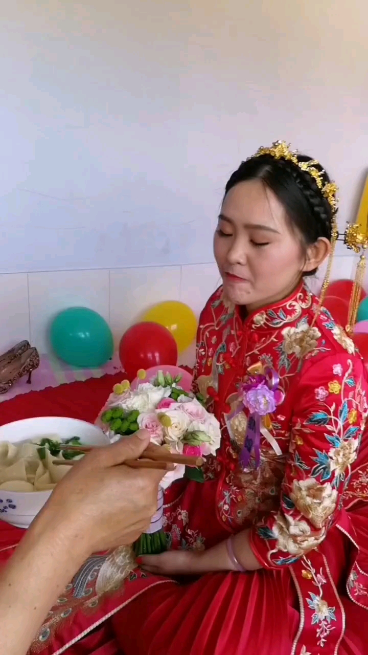 喜婆婆为儿媳妇吃鸡,好幸福啊,你们有过吗?