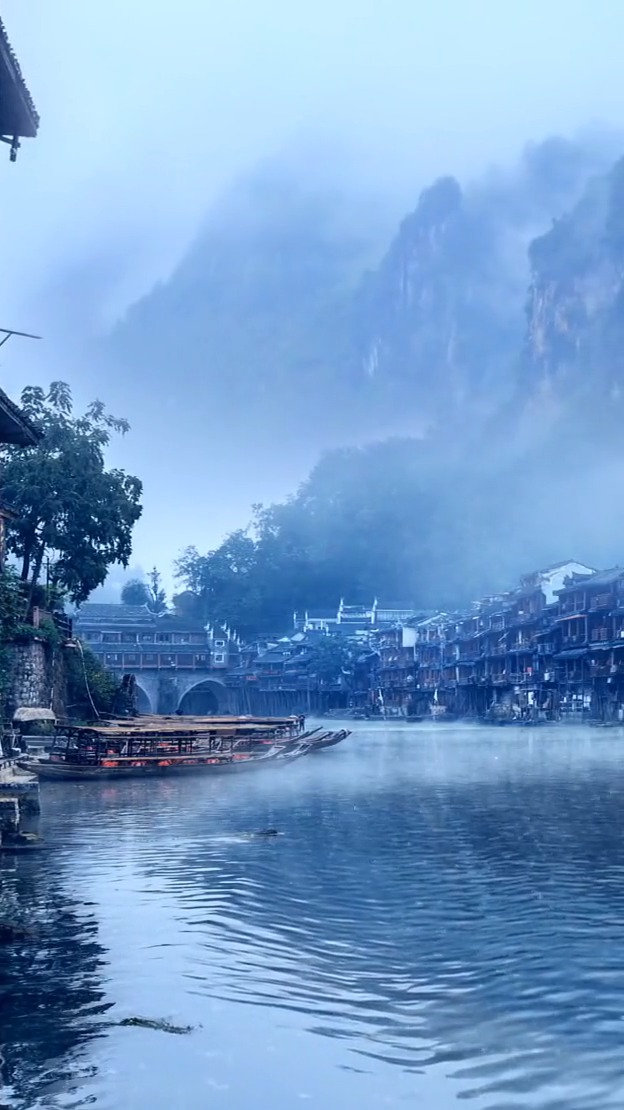 有人等烟雨,有人怪雨急,有人在等伞,有人等雨停,世间大雨滂沱,万物