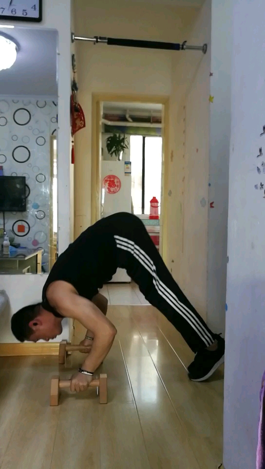 折刀俯卧撑