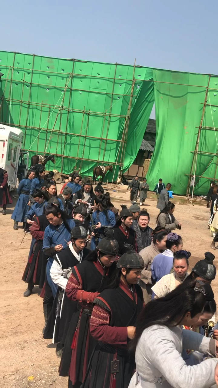 群众演员拍戏排队领盒饭吃,这就是群众演员的剧组生活你们还想来吗