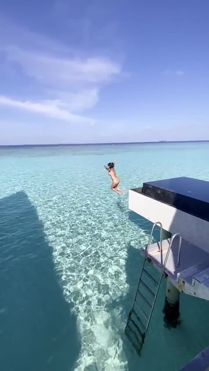 外国美女真会玩,当众表演高台跳水,被别人看见怎么办?